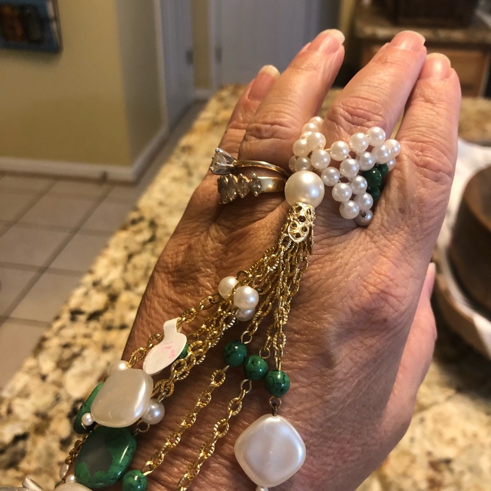 Funky green and white ring. - Picture 2 of 2